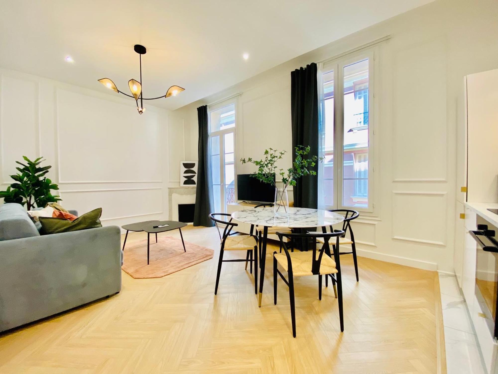 Newly Renovated With Balcony, Ac, Fiber Internet Apartment *
