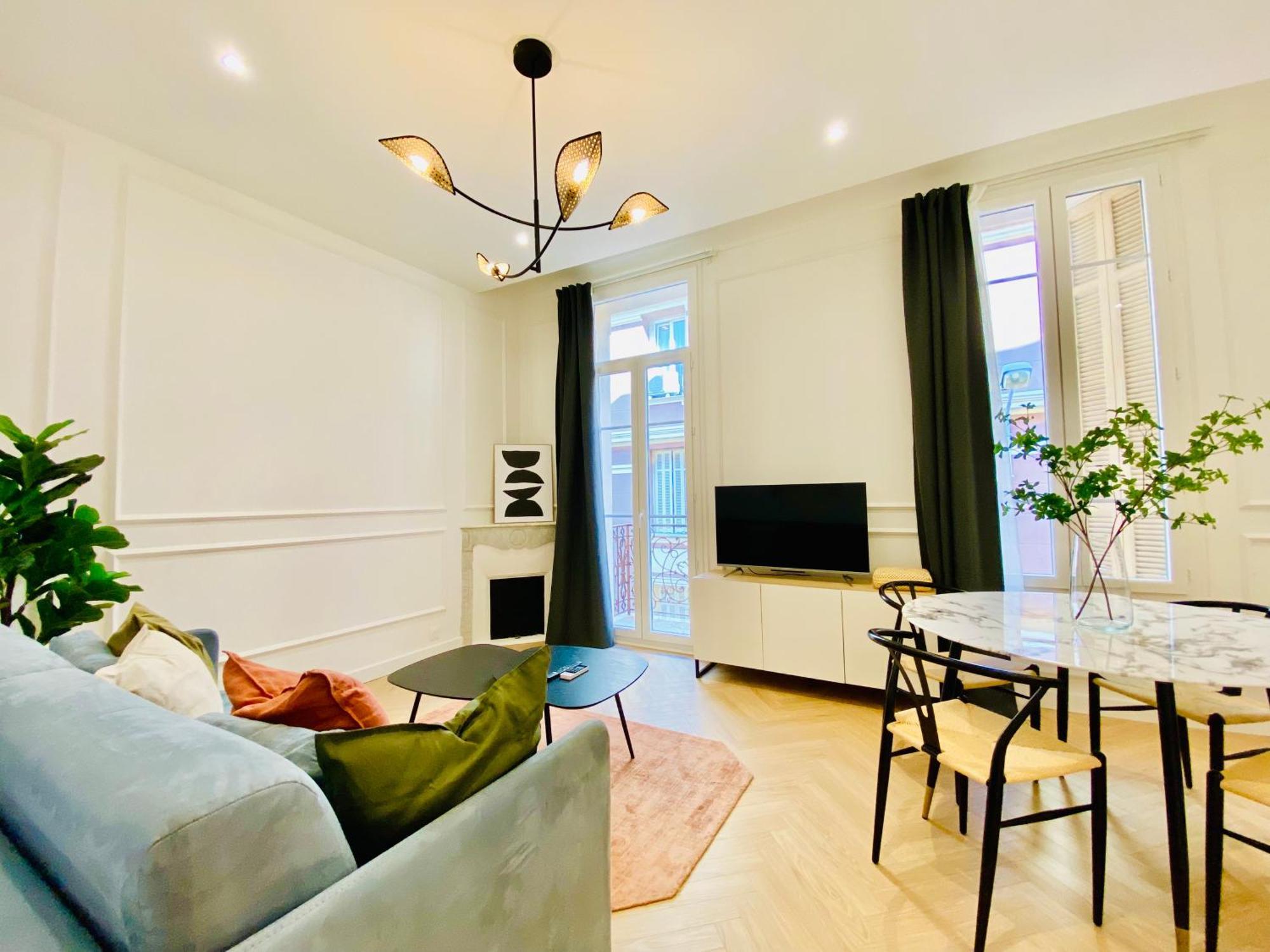 Newly Renovated With Balcony, Ac, Fiber Internet Apartment *